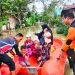 Tim BPBD Kabupaten Aceh Utara membantu proses evakuasi warga terdampak banjir di Kabupaten Aceh Utara, Rabu (27/12/2023). (Foto: Antara/HO-BNPB)