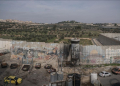Tembok perbatasan terlihat saat warga Palestina di Kamp Pengungsi Aida menjalani kesehariannya dalam ketakutan akibat serangan pasukan Israel dan pemukim Yahudi di Betlehem, Tepi Barat pada 07 Desember 2023. (Foto: Anadolu)