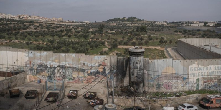 Tembok perbatasan terlihat saat warga Palestina di Kamp Pengungsi Aida menjalani kesehariannya dalam ketakutan akibat serangan pasukan Israel dan pemukim Yahudi di Betlehem, Tepi Barat pada 07 Desember 2023. (Foto: Anadolu)