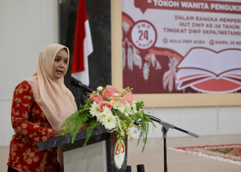 Ketua Dharma Wanita Persatuan (DWP) Aceh Mellani Subarni, membuka acara lomba bercerita, di Aula DWP Aceh, Kamis, (30/11/2023). (Foto: Adpim Pemprov Aceh)