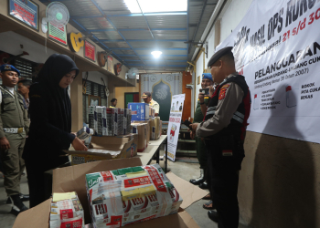 Petugas mengamankan rokok ilegal di Banda Aceh. (Foto: Dok. Satpol PP Banda Aceh)