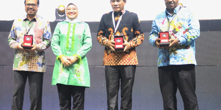 Asisten I Sekda Aceh Azwardi Abdullah (tengah) didampingi Kepala Dinas Tenaga Kerja dan Mobilitas Penduduk Aceh Akmil Husen, serta dari dua perusahaan asal Aceh, saat menerima penghargaan Naker Award 2023, di Balai Sarbini, Jakarta, Jumat, (1/12/2023). (Foto: Dok. BPPA)