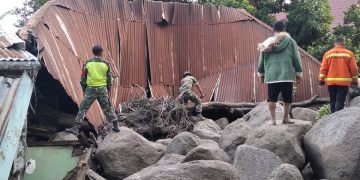 Sejumlah rumah dan bangunan ibadah rusak setelah terdampak banjir bandang di Desa Simangulampe, Kecamatan Baktiraja, Kabupaten Humbang Hasundutan, Sumatera Utara, Sabtu (2/12/2023). (Foto: Dok. BPBD Kabupaten Humbang Hasundutan)