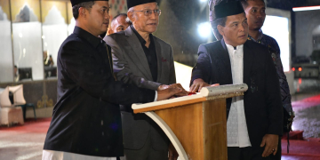 Pj. Gubernur Aceh yang diwakili Kepala Dinas Syariat Islam Aceh, Zahroel Fajri Menutup Musabaqah Tilawatil Quran (MTQ) Aceh XXXVI Tahun 2023 di Kabupaten Simeulue, Sabtu Malam, (2/12/2023). (Foto: Adpim Pemprov Aceh)
