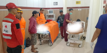Dua warga terluka tertimpa longsor dilarikan ke rumah sakit RSUD Karangasem untuk mendapatkan perawatan lebih lanjut. (Foto: Dok. BNPB)