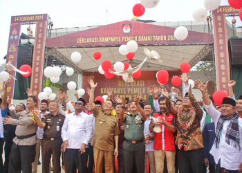 Pj Gubernur Aceh, Achmad Marzuki pada Deklarasi Kampanye Pemilu Damai Tahun 2024 di Taman Ratu Safiatuddin, Banda Aceh, Selasa, (5/12/2023). (Foto: Dok. Adpim Pemprov Aceh)