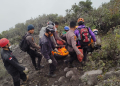 Proses evakusi korban yang meninggal saat erupsi gunung Marapi yang berada di wilayah administrasi Kabupaten Agam dan Tanah Datar, Sumatera Barat. (Foto: Dok. Polisi)