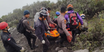 Proses evakusi korban yang meninggal saat erupsi gunung Marapi yang berada di wilayah administrasi Kabupaten Agam dan Tanah Datar, Sumatera Barat. (Foto: Dok. Polisi)