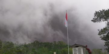 Gunung Merapi mengeluarkan awan panas guguran (APG) pada hari ini, Jumat (8/12/2023) pukul 14.46 WIB. (Foto: BNPB).