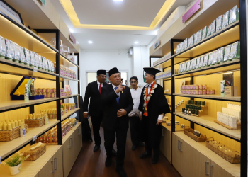 Rektor USK, Prof Marwan mendampingi  Menteri Koperasi dan UKM RI, Teten Masduki melihat produk yang ada di USK Store, Jumat, (8/12/2023). (Foto: Dok. Humas USK)