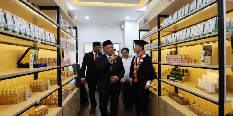 Rektor USK, Prof Marwan mendampingi  Menteri Koperasi dan UKM RI, Teten Masduki melihat produk yang ada di USK Store, Jumat, (8/12/2023). (Foto: Dok. Humas USK)