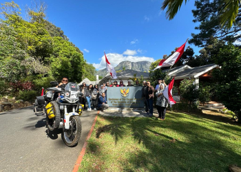 Prosesi pelepasan solo touring Ida Bagus Ngurah Wijaya, dari titik paling Selatan di Afrika menuju Nordkapp, titik paling Utara di Eropa, Sabtu pagi (9/12/2023). (Foto: Dok. KJRI Cape Town)