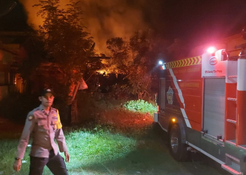 Satu rumah warga terbakar di Desa Mon Geudong, Kecamatan Banda Sakti, Kota Lhokseumawe. (Foto: Dok. Polisi)