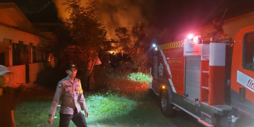 Satu rumah warga terbakar di Desa Mon Geudong, Kecamatan Banda Sakti, Kota Lhokseumawe. (Foto: Dok. Polisi)