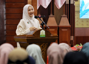 Pj Ketua PkK Aceh Ayu Marzuki menyampikan Materi Pada Launching dan Seminar SAMARA (Sekolah Mawaddah Warahmah) di Anjong Mon Mata, Banda Aceh, (9/12/2023). (Foto: Dok. Adpim Pemprov Aceh)