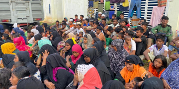 Puluhan pengungsi Rohingya di penampungan sementara di Balai Meuseuraya Kota Banda Aceh, Provinsi Aceh, Senin (11/12/2023). (Foto: Fahzian Aldevan)