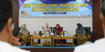 Pj ketua PKK Aceh, Ayu Marzuki dalam Rapat Koordinasi Bidang Intervensi Spesifik dan Sensitif TPPS Aceh, di Aula BKKBN Aceh, Selasa, (12/12/2023). (Foto: Dok. Adpim Pemrov Aceh)