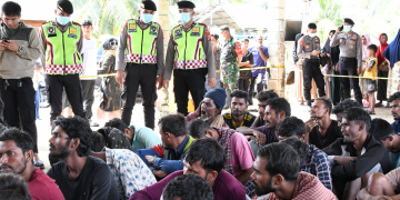 Polisi mengamankan 50 imigran Rohingya yang kembali masuk ke Aceh Timur melalui jalur perairan Gampong Seunebok Baro, Kecamatan Darul Aman pada hari Kamis, (14/12/2023). (Foto: Dok. Polres Aceh Timur)