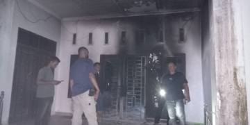Kondisi kantor Dinas Sosial Kabupaten Aceh Timur usai dibakar, Rabu, (13/12/2023) sekira pukul 19.30 WIB. (Foto: Dok. Polres Aceh Timur)