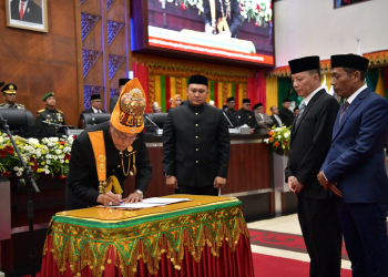Pj. Gubernur Aceh, Achmad Marzuki bersama ketua DPRA, Zulfadli menyaksikan pengukuhan Wali Nanggroe Aceh, Malek Mahmud Al-Haytar masa jabatan 2023-2028 pada Rapat Paripurna Istimewa Dewan Perwakilan Rakyat Aceh (DPRA) di Gedung Utama DPRA, (Jumat, 15/12/2023). (Foto: Adpim Pemprov Aceh)