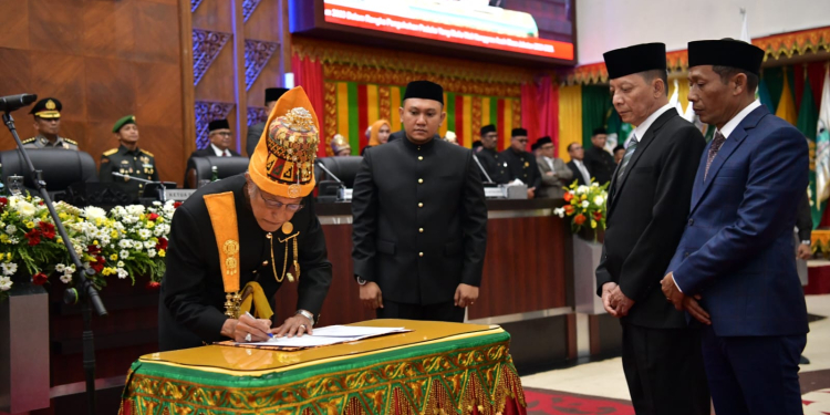 Pj. Gubernur Aceh, Achmad Marzuki bersama ketua DPRA, Zulfadli menyaksikan pengukuhan Wali Nanggroe Aceh, Malek Mahmud Al-Haytar masa jabatan 2023-2028 pada Rapat Paripurna Istimewa Dewan Perwakilan Rakyat Aceh (DPRA) di Gedung Utama DPRA, (Jumat, 15/12/2023). (Foto: Adpim Pemprov Aceh)
