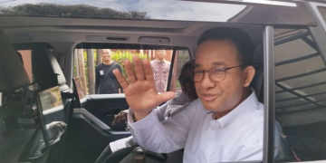 Calon Presiden RI Anies Baswedan menumpangi mobil untuk pergi ke lokasi kampanye. (Foto: Antara/Bagus Ahmad Rizaldi)