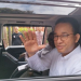 Calon Presiden RI Anies Baswedan menumpangi mobil untuk pergi ke lokasi kampanye. (Foto: Antara/Bagus Ahmad Rizaldi)