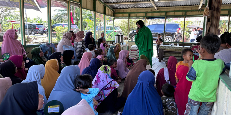 Anggota Komisi X DPR RI, Illiza Sa’aduddin Djamal bersama warga yang terdampak banjir di Aceh Singkil. (Foto: MC Illiza Sa’aduddin Djamal)