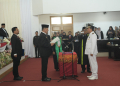 Penjabat Gubernur Aceh Achmad Marzuki, melantik Said Mulyadi sebagai Bupati Pidie Jaya definitif sisa masa jabatan 2019-2024, di ruang rapat DPRK, Senin (18/12/2023). (Foto: Dok. Adpim Pemprov Aceh)