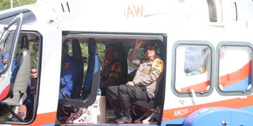 Kapolda Aceh Irjen Achmad Kartiko melaksanakan patroli udara mengantisipasi kedatangan pengungsi Rohingnya, Rabu, (20/12/2023). (Foto: Dok. Polda Aceh)