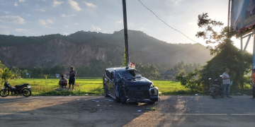 Mobil Pajero Sport mengalami kecelakaan tunggal menabrak tia baliho di kawasan Gampong Lampisang, Kecamatan Peukan Bada, Aceh Besar, Kamis (21/12/2023). (Foto: Dok. Polresta Banda Aceh)