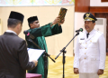 Pj Gubernur Aceh, Achmad Marzuki mengambil sumpah melantik Kepala DLHK Aceh, A. Hanan sebagai Pj Walikota Lhokseumawe di Anjong Mon Mata, Banda Aceh, Jumat, (22/12/2023). (Foto: Adpim  Pemprov Aceh)