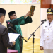 Pj Gubernur Aceh, Achmad Marzuki mengambil sumpah melantik Kepala DLHK Aceh, A. Hanan sebagai Pj Walikota Lhokseumawe di Anjong Mon Mata, Banda Aceh, Jumat, (22/12/2023). (Foto: Adpim  Pemprov Aceh)