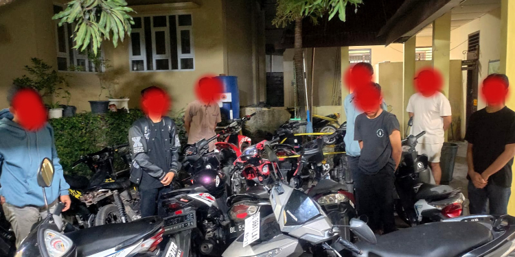 Sebelas orang remaja yang terlibat dalam aksi balap liar di kawasan Simpang Jam dan Jalan Teuku Umar, Banda Aceh, Sabtu (23/12/2023). (Foto: Dok. Polisi)