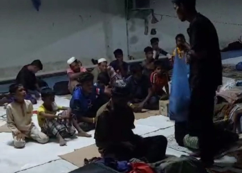 Foto tangkapan layar video etnis Rohingya yang ditempatkan sementara di Balai Meuseraya Aceh (BMA) Banda Aceh menolak makanan yang dibagikan oleh petugas. (Foto: dok. Warga)