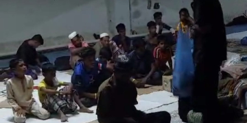 Foto tangkapan layar video etnis Rohingya yang ditempatkan sementara di Balai Meuseraya Aceh (BMA) Banda Aceh menolak makanan yang dibagikan oleh petugas. (Foto: dok. Warga)