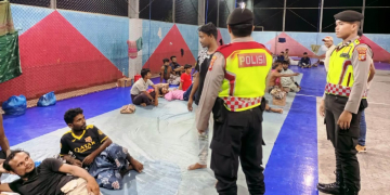 Polisi mengamankan 43 etnis Rohingya yang terdampar di Aceh Timur kini ditampung di Lapangan Futsal Gedung Idi Sport Center (ISC), kabupaten setempat. (Foto: Dok. Polres Aceh Timur)