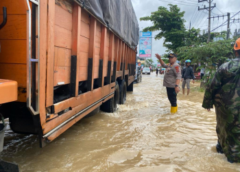 Banjir merendam badan jalan lintas Banda Aceh - Medan di Meunasah Masjid, Kota Lhokseumawe, Minggu (24/12/2023). (Foto: Dok. Polisi)