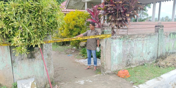 Polisi mendatangi TKP penemuan bayi di area pekarangan kuburan Putroe Beutong, Desa Rheng Bluek, Kecamatan Meurah Mulia, Aceh Utara, wilayah hukum Polres Lhokseumawe, Jumat (29/12/2023). (Foto: Dok. Polisi)