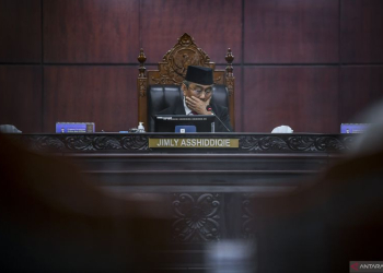 Ketua Majelis Kehormatan Mahkamah Konstitusi (MKMK) Jimly Asshiddiqie memimpin jalannya sidang putusan dugaan pelanggaran etik terhadap hakim Mahkamah Konstitusi (MK) di Mahkamah Konstitusi, Jakarta, Selasa (7/11/2023). (Foto: Antara/ Galih Pradipta)
