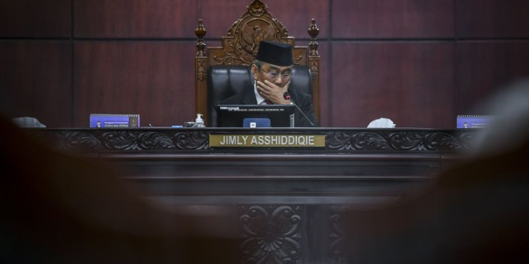 Ketua Majelis Kehormatan Mahkamah Konstitusi (MKMK) Jimly Asshiddiqie memimpin jalannya sidang putusan dugaan pelanggaran etik terhadap hakim Mahkamah Konstitusi (MK) di Mahkamah Konstitusi, Jakarta, Selasa (7/11/2023). (Foto: Antara/ Galih Pradipta)