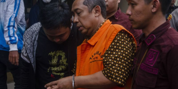 Terdakwa kasus korupsi proyek pengadaan CCTV dan ISP Bandung Smart City Yana Mulyana (tengah) berbicara dengan kerabat usai menjalani sidang vonis di Pengadilan Tipikor Bandung, Jawa Barat, Rabu (13/12/2023). ANTARA FOTO/Novrian Arbi/nym. (Foto: Antara/NOVRIAN ARBI)