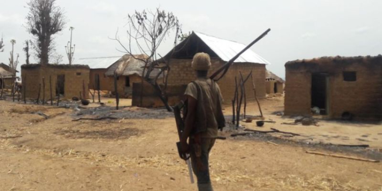 Arsip - Seorang pria berjalan menyusuri rumah-rumah yang terbakar di Negara Bagian Kaduna di Nigeria barat daya pada 9 Mei 2018. (Foto: ANTARA/Xinhua/Olatunji Saliu)