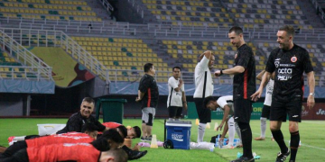 Arsip - Pelatih Persija Jakarta Thomas Doll (kanan) memberi instruksi kepada para pemainnya saat melakukan peregangan otot dalam sesi latihan ofisial di Stadion GBT Surabaya, Jumat (8/12/2023). (Foto: ANTARA/Naufal Ammar Imaduddin)