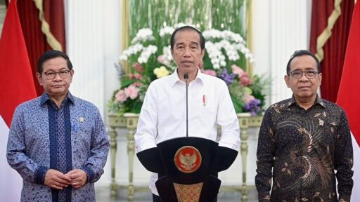 Presiden Joko Widodo menyampaikan keterangan terkait pengungsi Rohingya di Istana Merdeka, Jakarta, Jumat (8/12/2023). (Foto: Dok. BPMI Setpres)