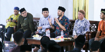 Ustaz Hanan Attaki isi pengajian di Dayah Insan Qurani (IQ) Aceh Besar, Selasa (25/2/2024) malam. (Foto: Alibi/Dok. Humas IQ)