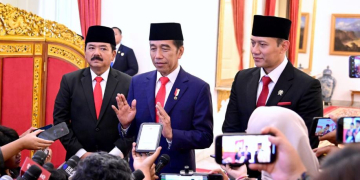 Presiden Joko Widodo menyampaikan sejumlah arahan kepada Menteri Kabinet Indonesia Maju yang baru dilantik pada Rabu (21/2/2024) di Istana Negara, Jakarta. (Foto: Alibi/Dok. BPMI Setpres/Muchlis Jr)