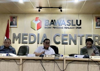 Ketua Badan Pengawas Pemilu (Bawaslu) RI Rahmat Bagja (tengah) mengumumkan hasil pemetaan kerawanan di TPS saat jumpa pers di Kantor Bawaslu RI, Jakarta, Minggu (11/2/2024). (Foto: Dok. Antara/Genta Tenri Mawangi)