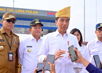 Presiden Joko Widodo menyampaikan keterangan pers di Gerbang Tol Limapuluh, Kabupaten Batubara, Provinsi Sumatra Utara, pada Rabu (7/2/2024). (Foto: Alibi/Dok. BPMI Setpres/Muchlis Jr)