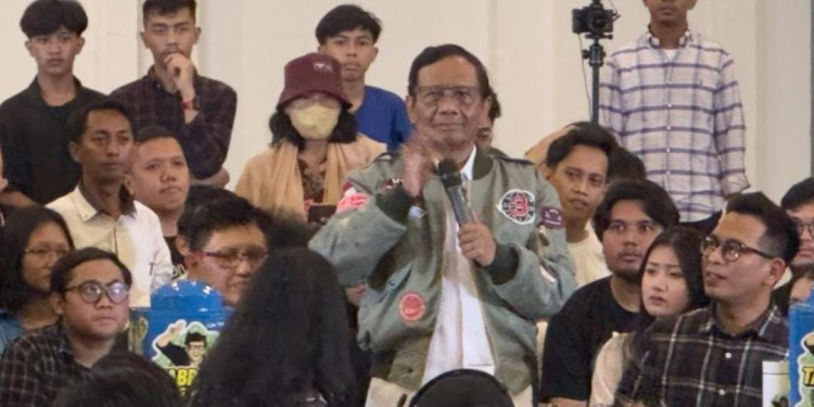 Cawapres nomor urut 3 Mahfud Md (tengah) dalam acara “Tabrak, Prof!” di Pos Bloc, Jakarta, Rabu (7/2/2024). (Foto: Dok. Antara/Rio Feisal)